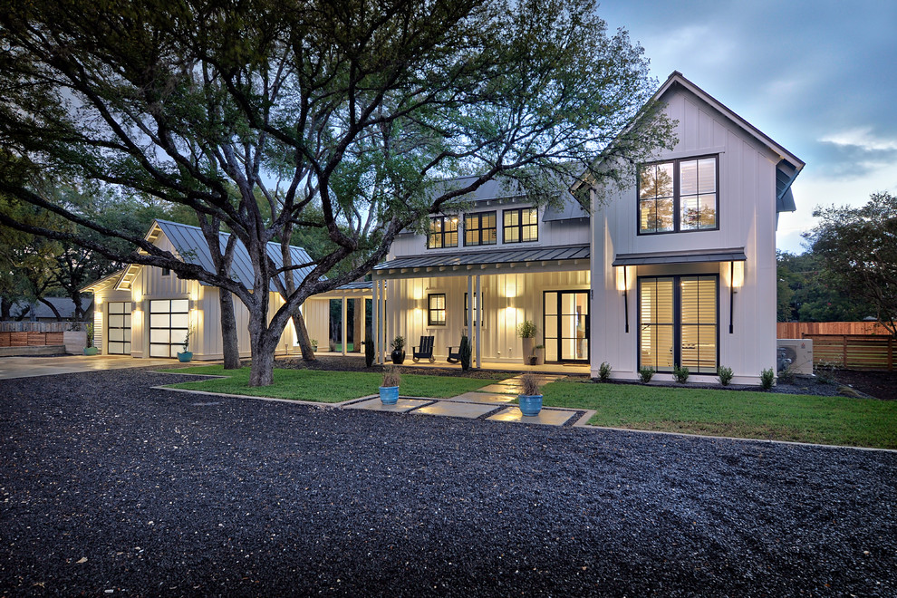 Mittelgroßes, Zweistöckiges Landhaus Einfamilienhaus mit Faserzement-Fassade, weißer Fassadenfarbe, Satteldach, Blechdach und Wandpaneelen in Austin