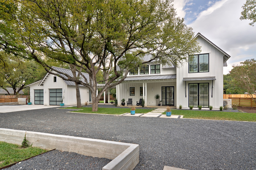 Mittelgroßes, Zweistöckiges Landhausstil Einfamilienhaus mit Faserzement-Fassade, weißer Fassadenfarbe, Satteldach, Blechdach und Wandpaneelen in Austin