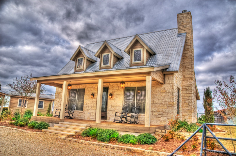 Foto de fachada beige de estilo de casa de campo de tamaño medio de dos plantas con revestimiento de piedra