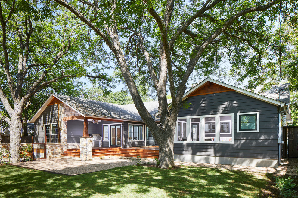 Kleines, Einstöckiges Country Einfamilienhaus mit Mix-Fassade, blauer Fassadenfarbe, Walmdach und Schindeldach in Austin