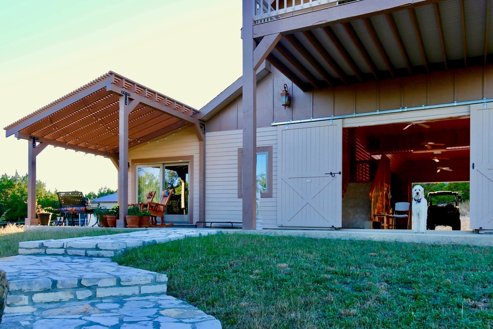 Kleine, Einstöckige Landhausstil Holzfassade Haus mit beiger Fassadenfarbe und Pultdach in Austin