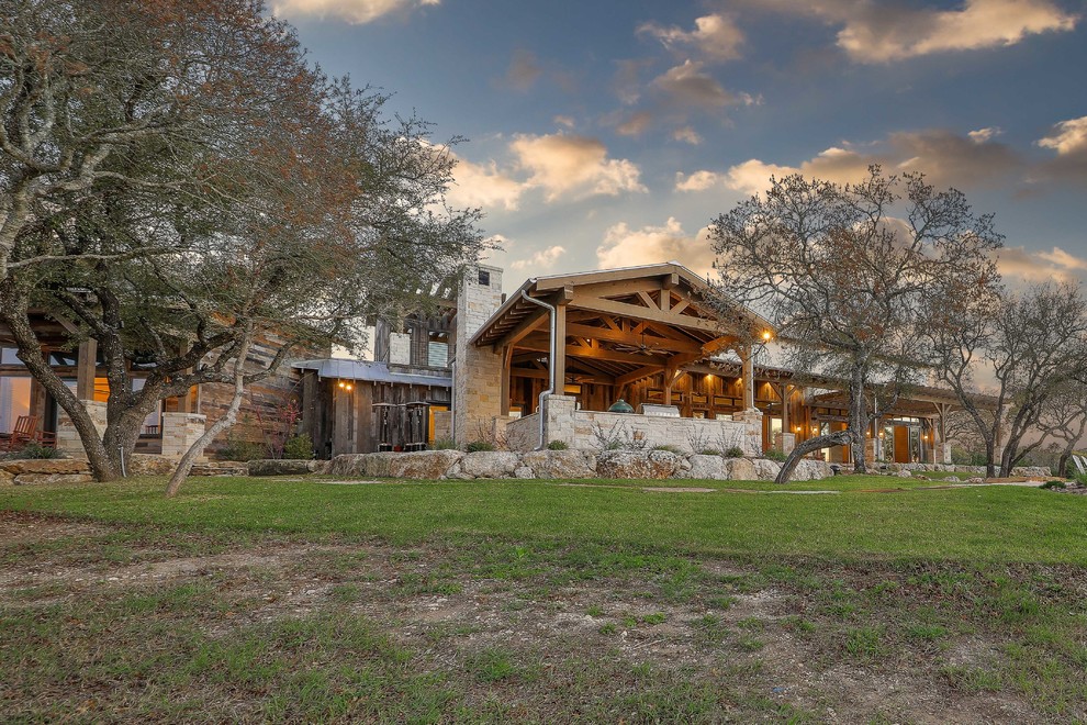Geräumiges, Zweistöckiges Rustikales Haus mit Blechdach in Austin