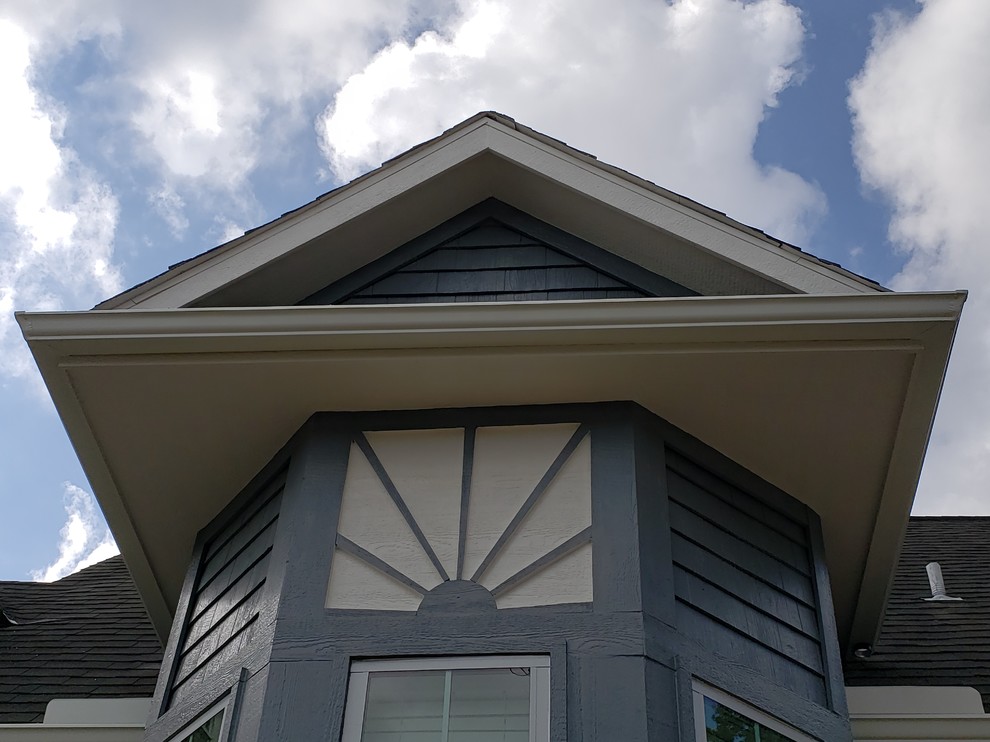 Inspiration pour une grande façade de maison bleue design en bois à un étage avec un toit à deux pans et un toit en shingle.