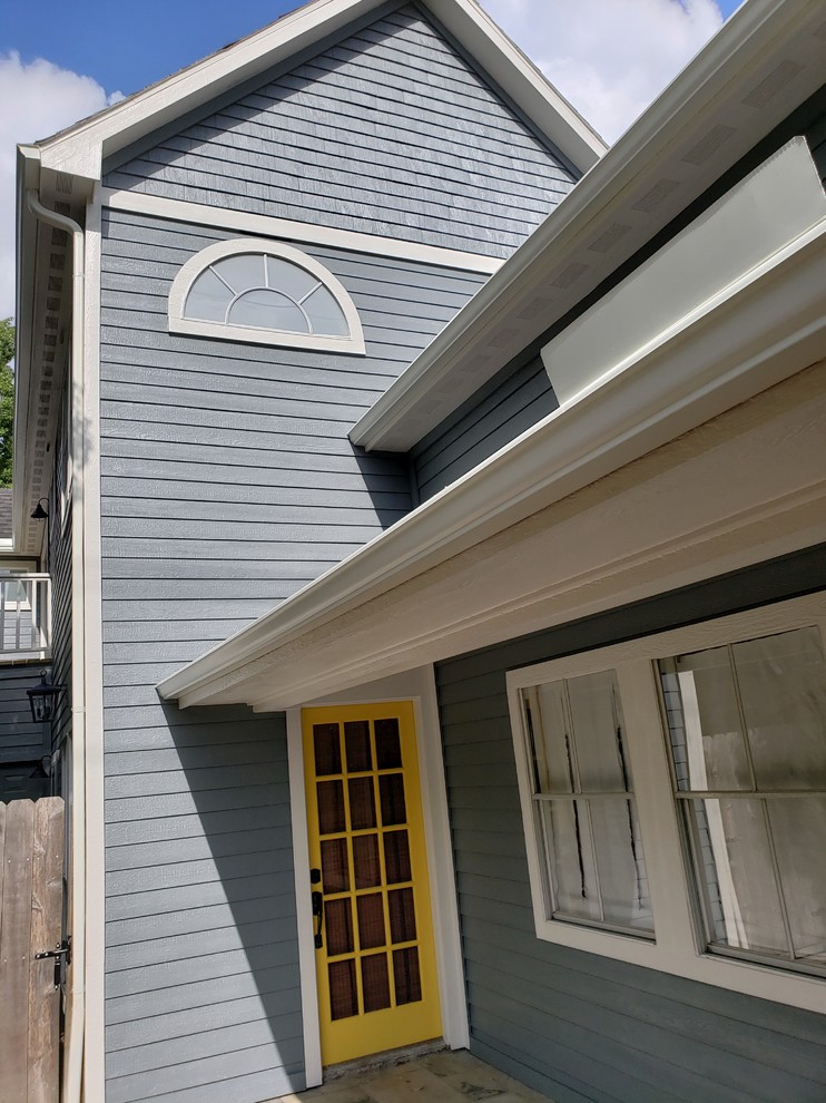 Exemple d'une grande façade de maison bleue tendance en bois à un étage avec un toit à deux pans et un toit en shingle.