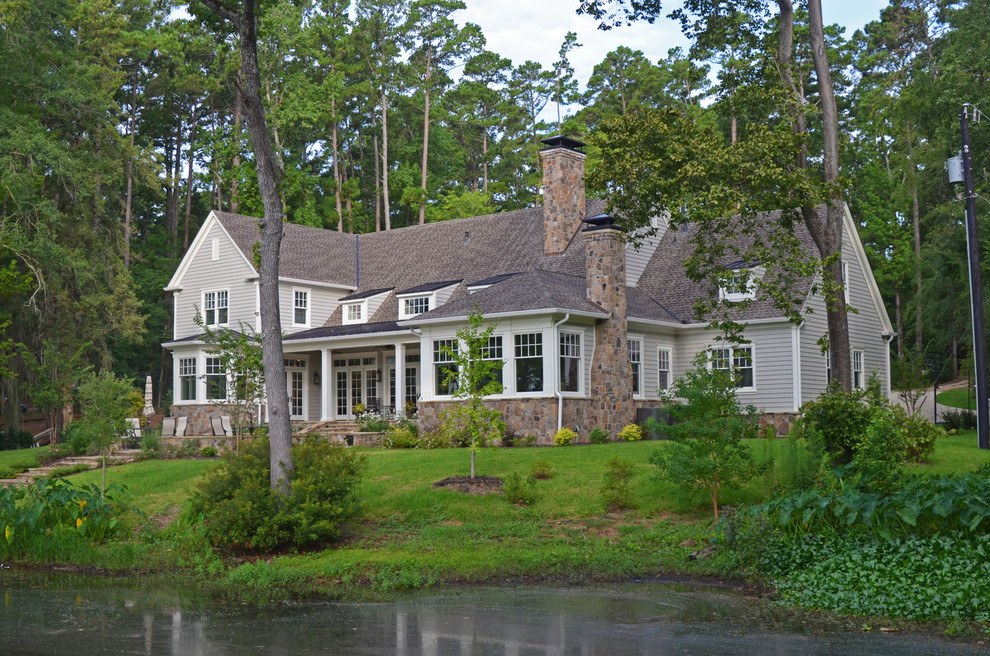 Foto de fachada de casa gris clásica de dos plantas con tejado a dos aguas
