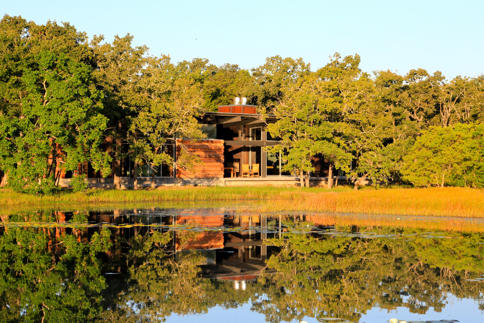 Kleine, Einstöckige Klassische Holzfassade Haus mit Pultdach in Houston