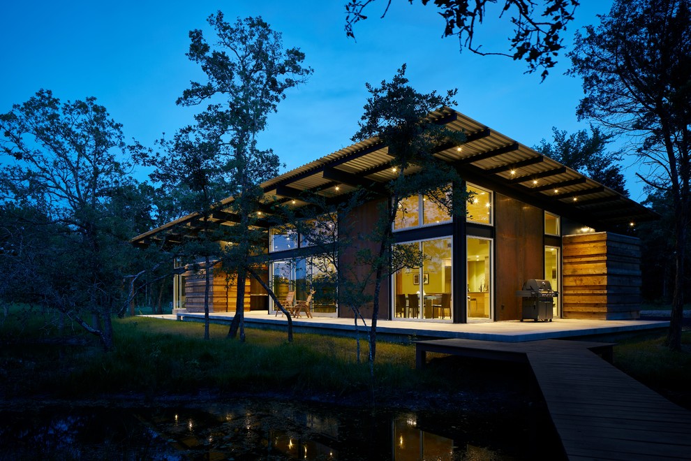 Mittelgroßes, Einstöckiges Klassisches Einfamilienhaus mit Mix-Fassade, Pultdach und Blechdach in Houston