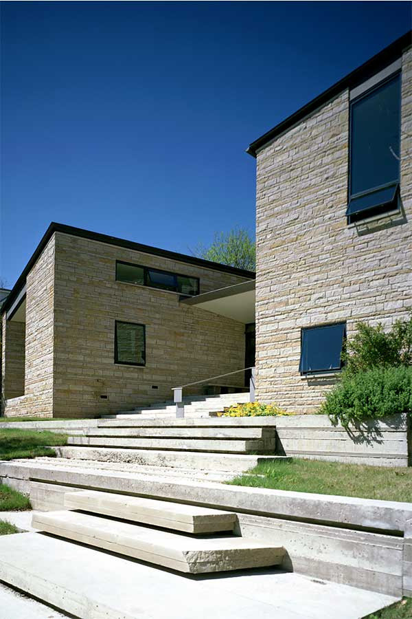 Mittelgroßes, Einstöckiges Modernes Haus mit Backsteinfassade, beiger Fassadenfarbe und Flachdach in Austin