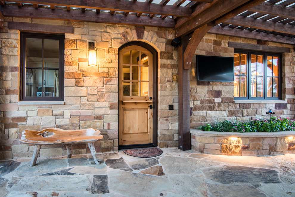Geräumiges, Zweistöckiges Mediterranes Haus mit Steinfassade und beiger Fassadenfarbe in Austin