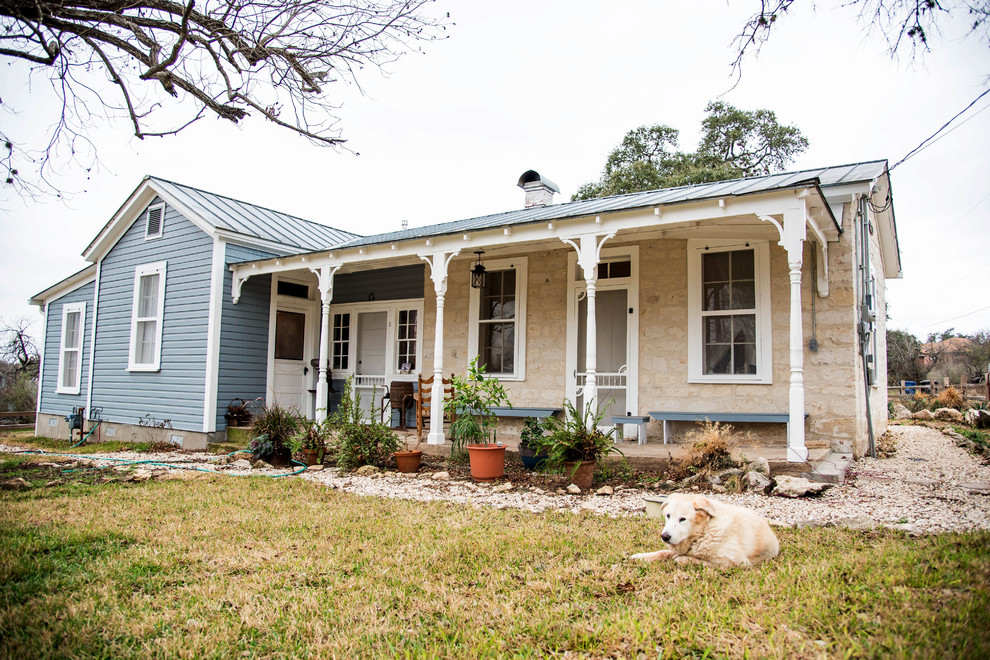 Mittelgroßes, Einstöckiges Landhaus Einfamilienhaus mit Mix-Fassade, blauer Fassadenfarbe, Satteldach und Blechdach in Austin