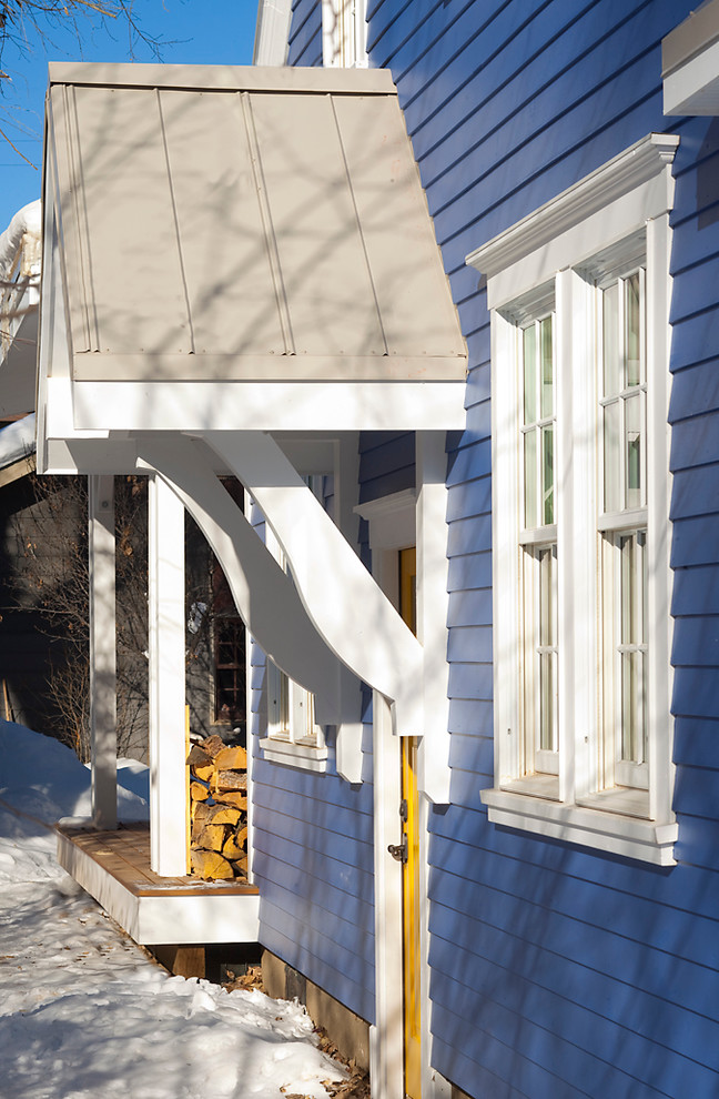 Idee per la facciata di una casa blu classica a due piani di medie dimensioni