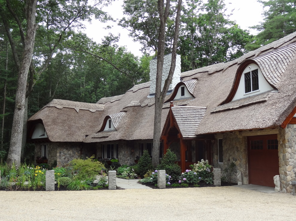 Modelo de fachada de casa gris ecléctica de tamaño medio de dos plantas con revestimiento de piedra