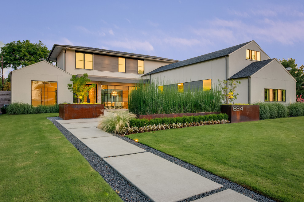 Стильный дизайн: двухэтажный, серый частный загородный дом в современном стиле с двускатной крышей - последний тренд