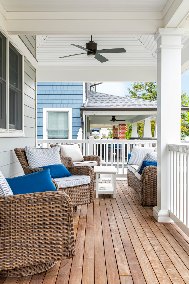 Источник вдохновения для домашнего уюта: трехэтажный, синий частный загородный дом в морском стиле с облицовкой из ЦСП