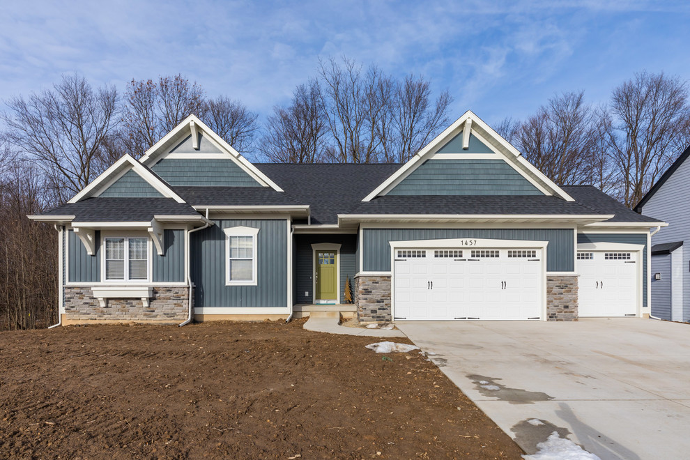 Mittelgroßes, Einstöckiges Einfamilienhaus mit Vinylfassade, blauer Fassadenfarbe, Satteldach und Schindeldach in Grand Rapids
