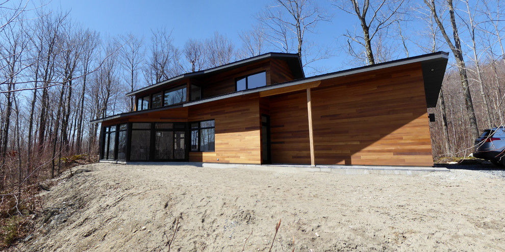Пример оригинального дизайна: двухэтажный, деревянный, коричневый дом в стиле модернизм