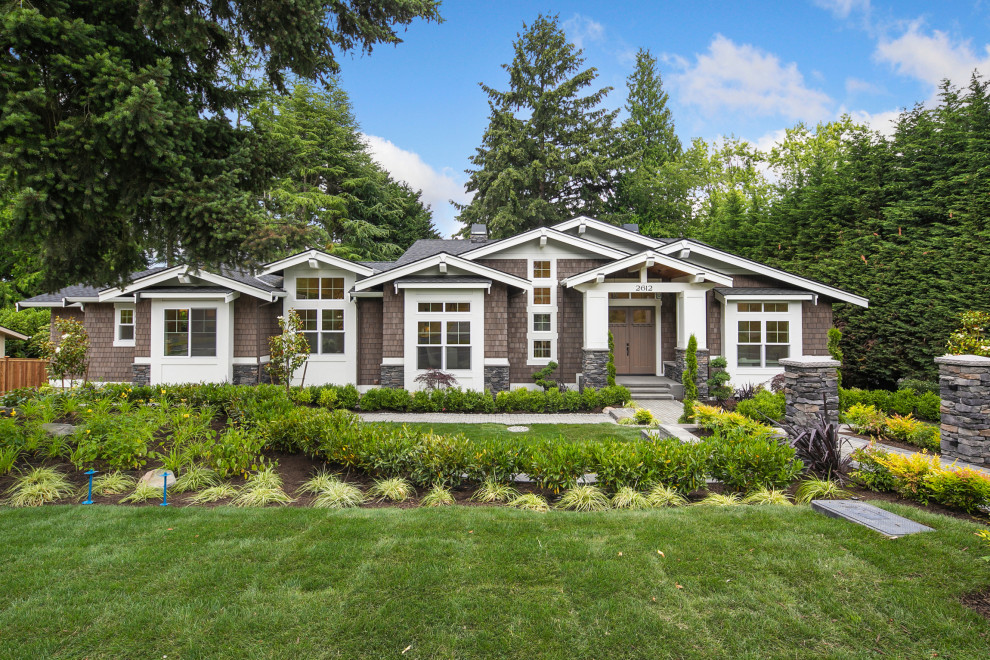 Großes, Zweistöckiges Uriges Haus mit brauner Fassadenfarbe, Satteldach, Schindeldach, grauem Dach und Schindeln in Seattle