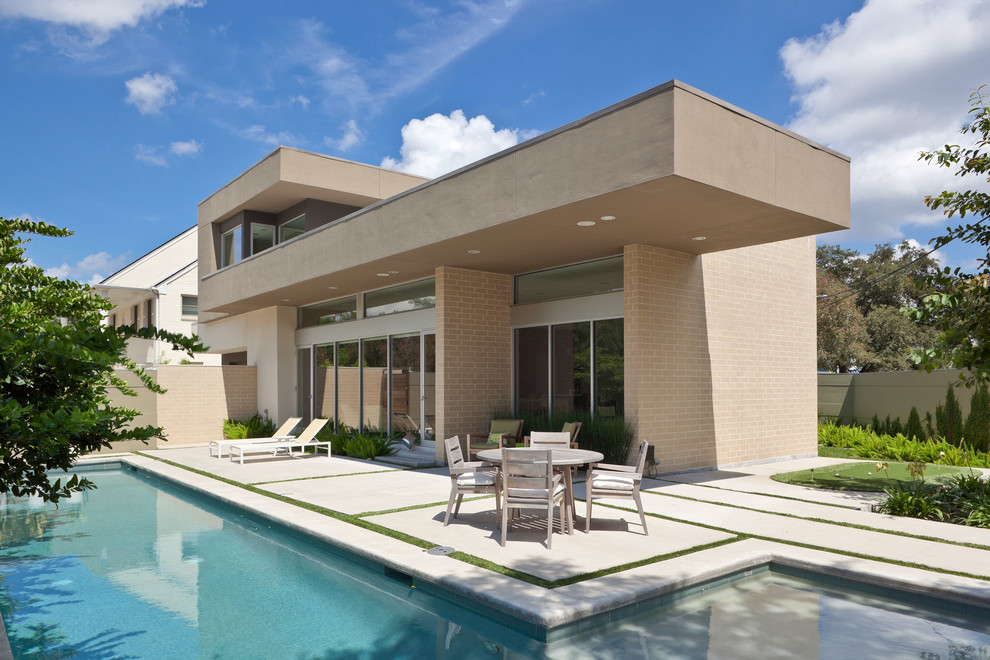 Contemporary two floor house exterior in Houston with mixed cladding.