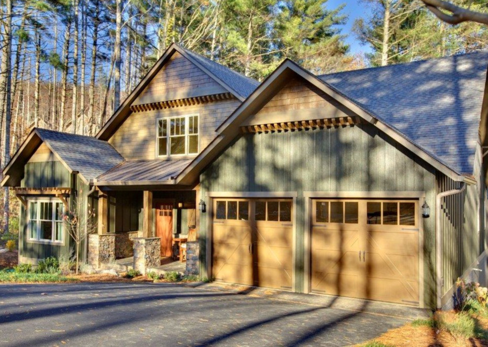 Cette photo montre une façade de maison verte craftsman de taille moyenne et à deux étages et plus avec un revêtement mixte et un toit à deux pans.