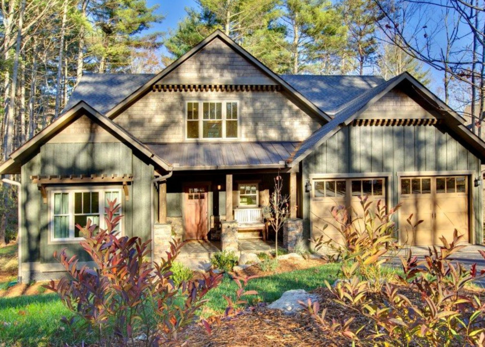 Aménagement d'une façade de maison verte craftsman de taille moyenne et à deux étages et plus avec un revêtement mixte et un toit à deux pans.