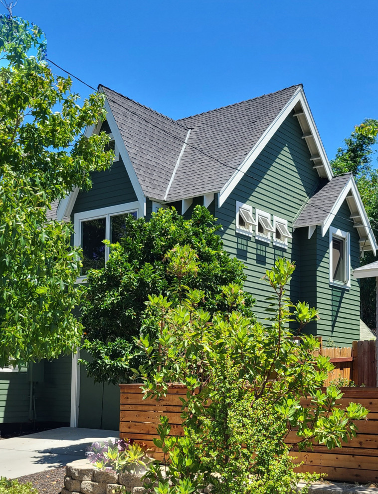 Zweistöckiges Klassisches Haus mit grüner Fassadenfarbe in San Diego
