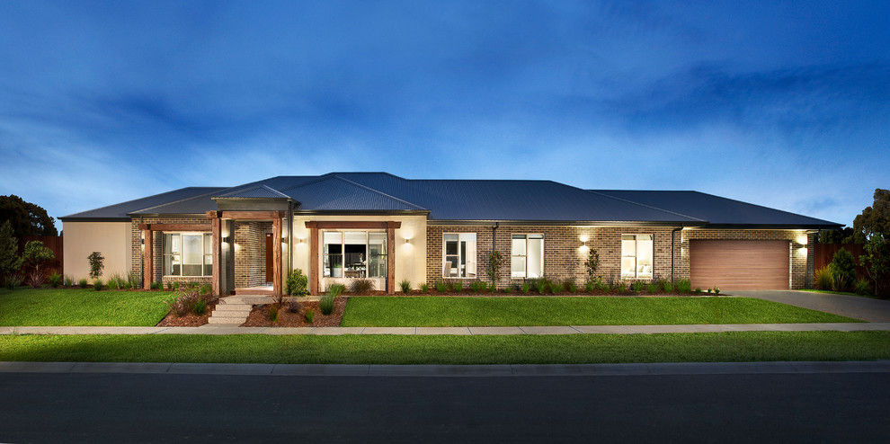 Geräumiges, Zweistöckiges Modernes Haus mit Backsteinfassade, brauner Fassadenfarbe und Walmdach in Sydney