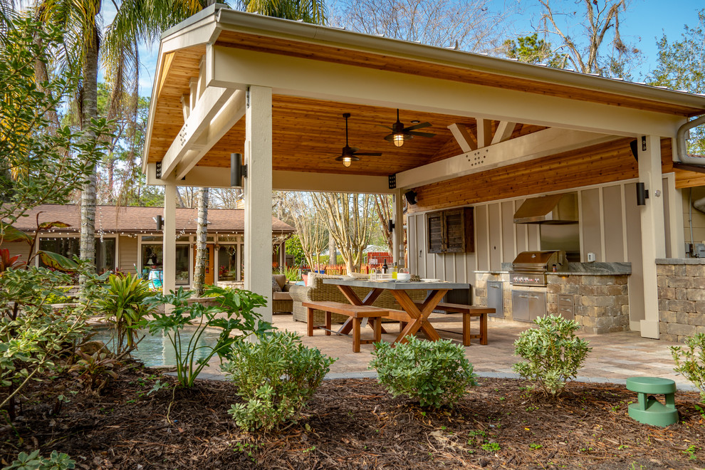 Mittelgroße, Einstöckige Country Holzfassade Haus mit Satteldach und Blechdach in Jacksonville