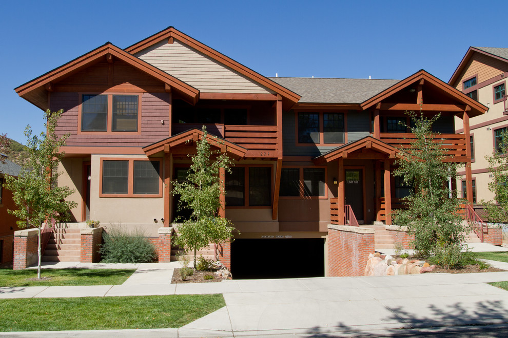 Exempel på ett mellanstort amerikanskt hus, med tre eller fler plan och blandad fasad