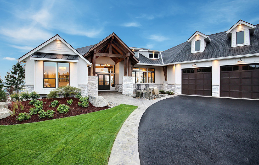 Geräumiges, Zweistöckiges Landhaus Einfamilienhaus mit Mix-Fassade, weißer Fassadenfarbe, Satteldach und Schindeldach in Portland