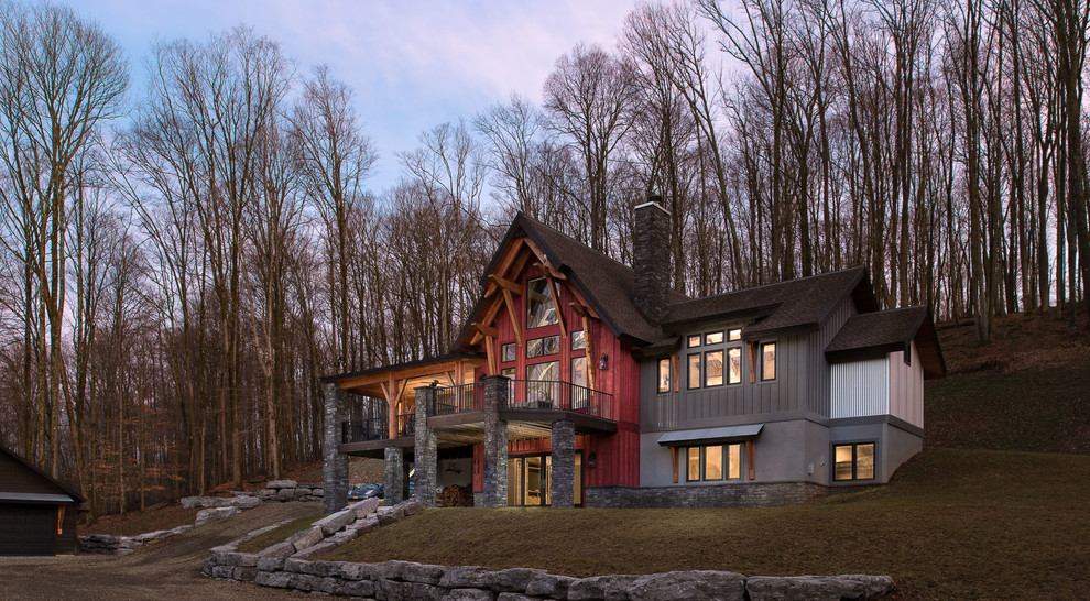Große, Zweistöckige Rustikale Holzfassade Haus mit roter Fassadenfarbe und Satteldach in New York