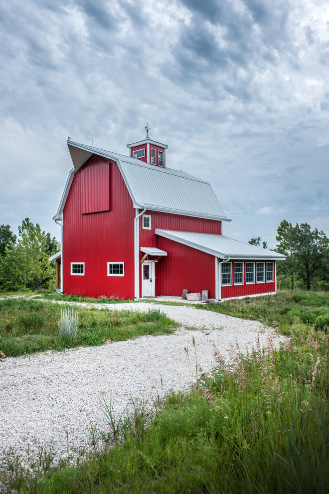 Foto de fachada de casa roja de estilo de casa de campo de tamaño medio de tres plantas con revestimiento de metal y tejado a doble faldón