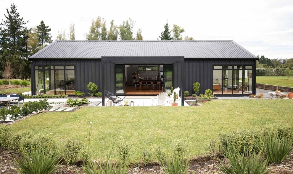 Landhaus Holzfassade Haus mit schwarzer Fassadenfarbe in Auckland