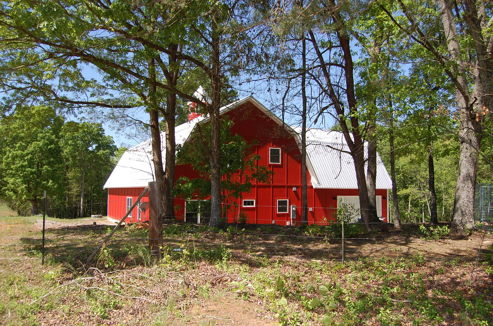 Свежая идея для дизайна: двухэтажный, красный барнхаус (амбары) дом в стиле кантри - отличное фото интерьера