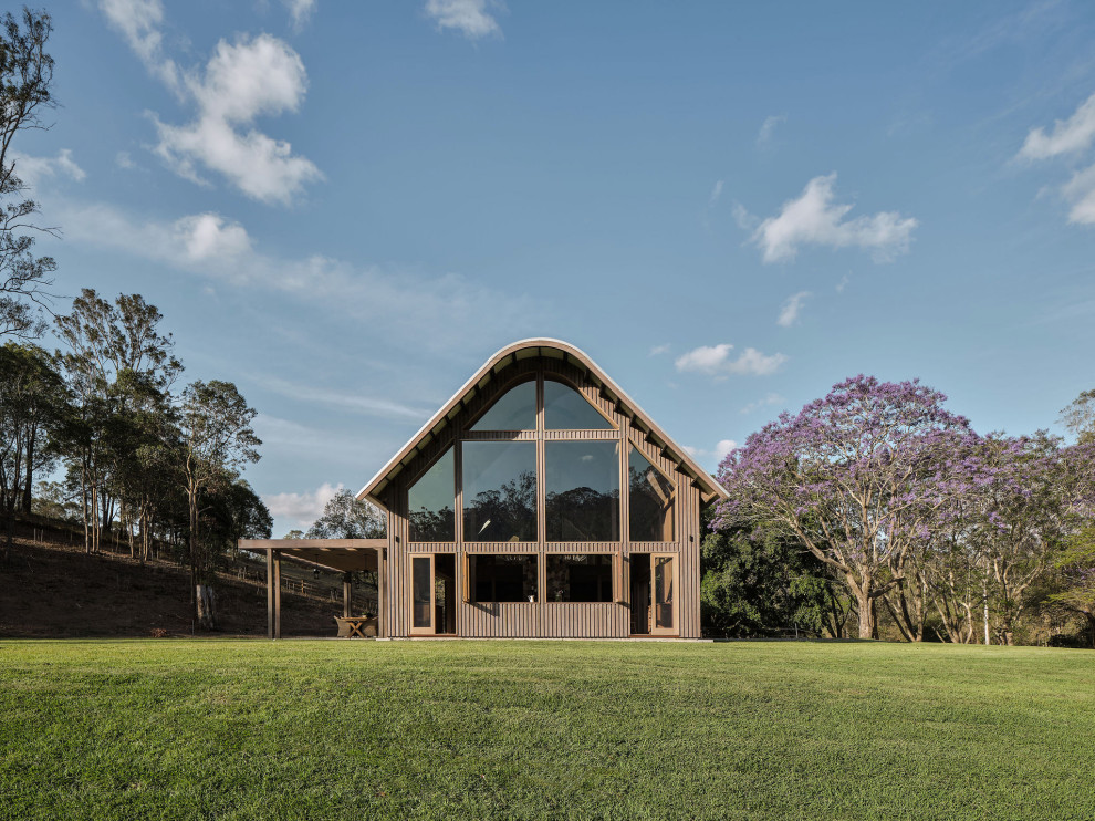 Mittelgroßes, Zweistöckiges Landhausstil Haus mit Satteldach und Blechdach in Brisbane