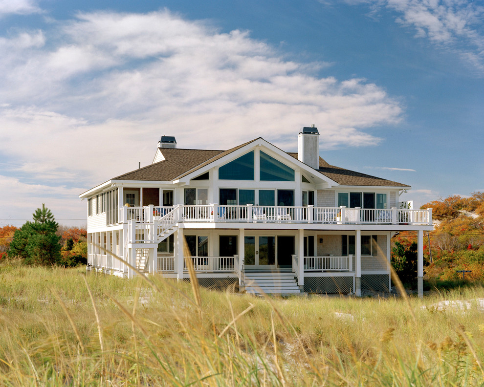 На фото: большой, двухэтажный, бежевый дом в морском стиле с облицовкой из винила