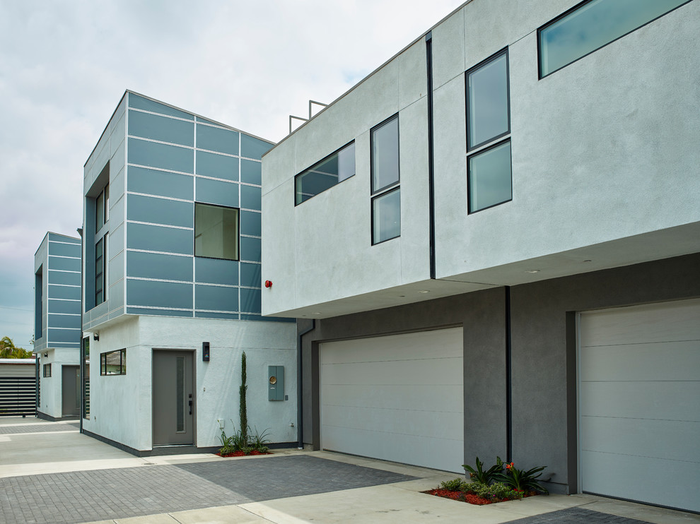 Großes, Zweistöckiges Modernes Haus mit Metallfassade, blauer Fassadenfarbe und Flachdach in Los Angeles