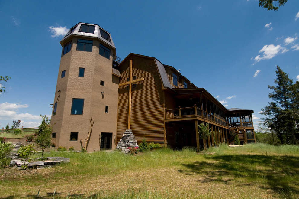 Cette photo montre une très grande façade de maison marron montagne en bois à deux étages et plus.