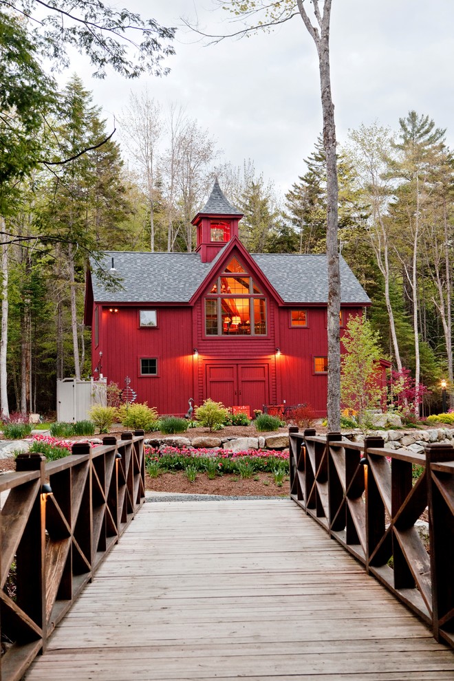 Foto della facciata di una casa rossa country a due piani con tetto a capanna