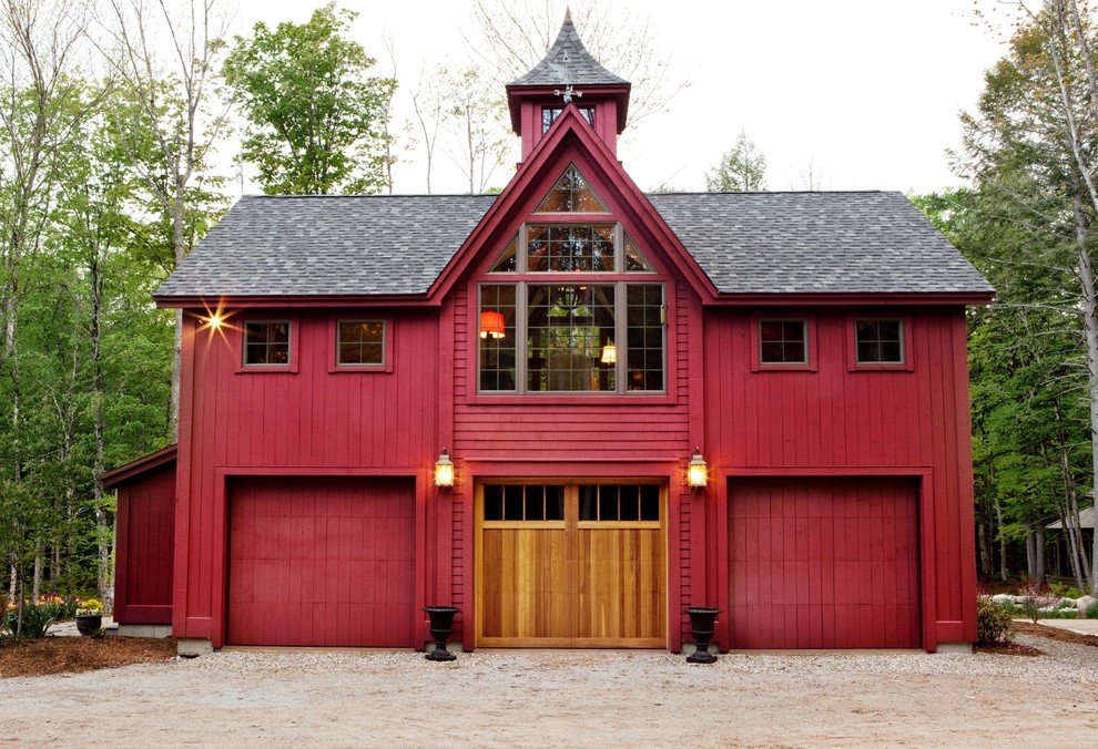 Cette image montre une grande façade de maison rouge traditionnelle en bois à un étage avec un toit à deux pans.