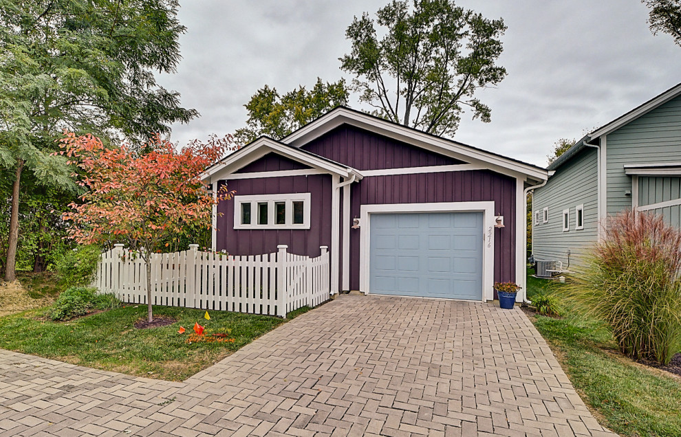 Стильный дизайн: маленький, одноэтажный, фиолетовый частный загородный дом в стиле кантри с крышей из гибкой черепицы для на участке и в саду - последний тренд