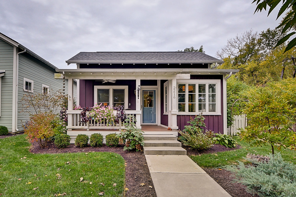 На фото: маленький, одноэтажный, фиолетовый частный загородный дом в классическом стиле с крышей из гибкой черепицы и входной группой для на участке и в саду