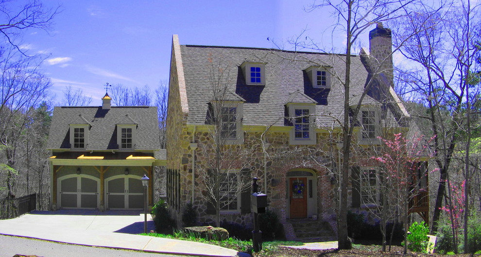 Imagen de fachada multicolor rural de tamaño medio de tres plantas con revestimientos combinados y tejado a dos aguas