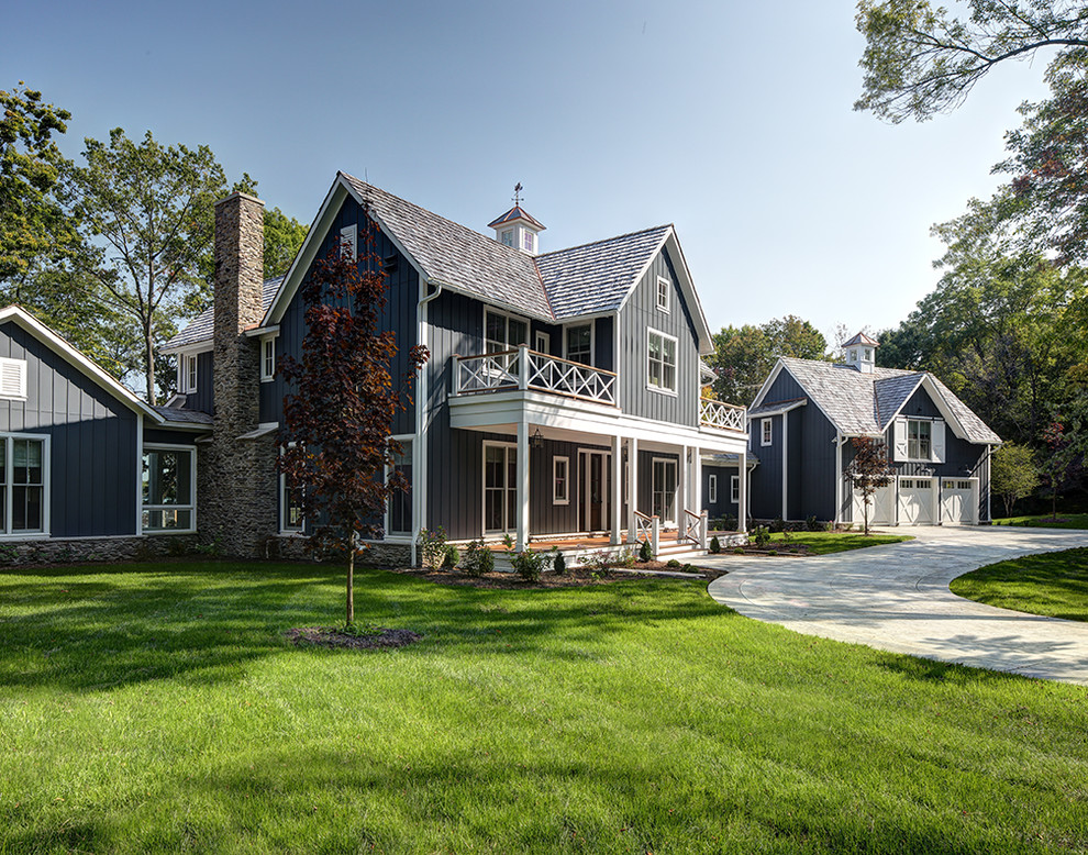 Zweistöckiges Landhaus Einfamilienhaus mit grauer Fassadenfarbe, Satteldach und Schindeldach in Milwaukee
