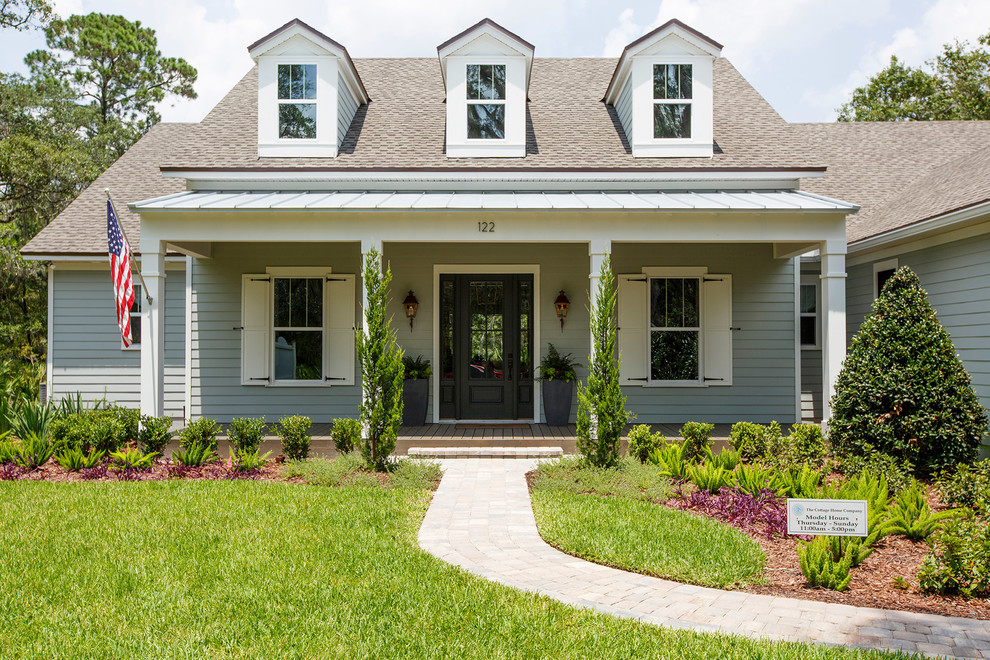 Mittelgroßes, Zweistöckiges Klassisches Einfamilienhaus mit Vinylfassade, blauer Fassadenfarbe, Walmdach und Schindeldach in Jacksonville