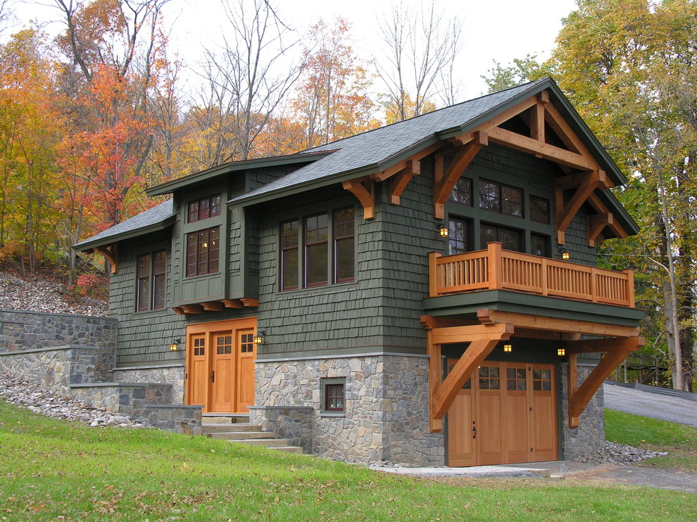 Imagen de fachada verde de estilo americano pequeña de dos plantas con revestimiento de madera y tejado a dos aguas