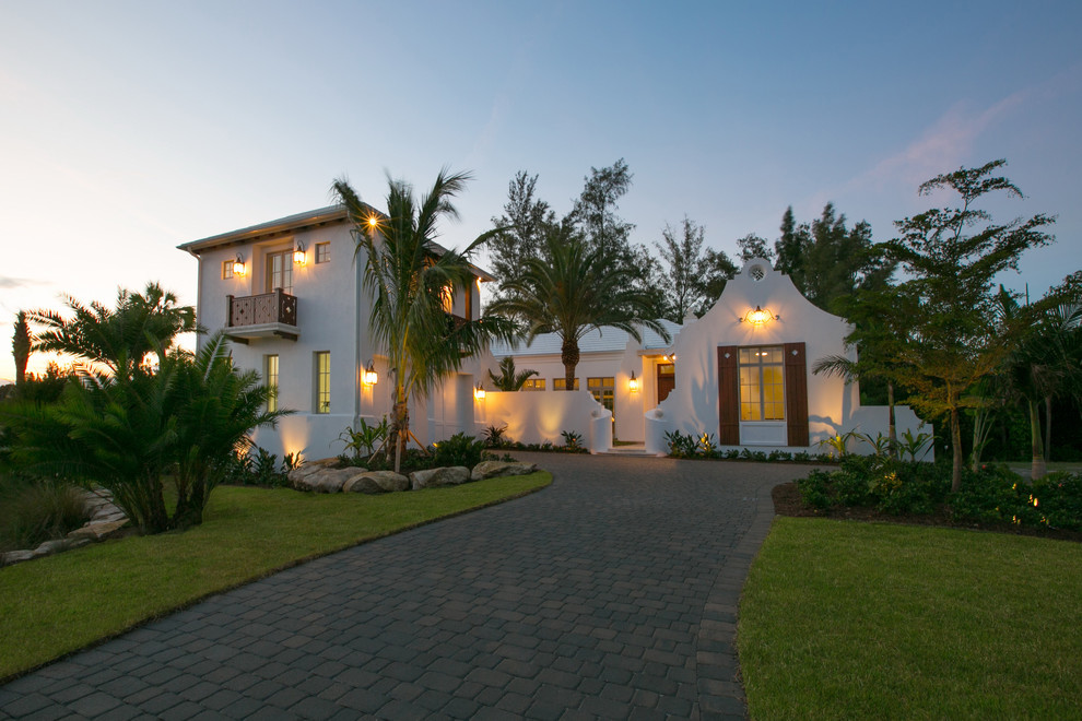 Стильный дизайн: двухэтажный, белый дом в морском стиле с вальмовой крышей - последний тренд