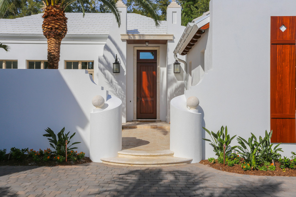 Mediterranes Haus mit weißer Fassadenfarbe in Tampa