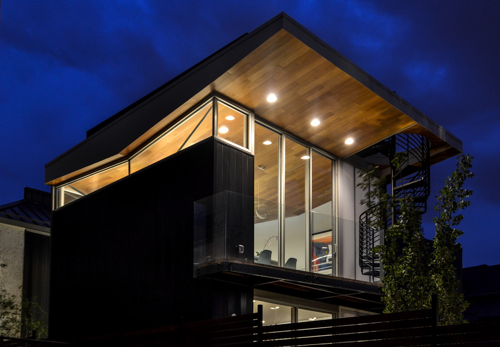 Idées déco pour une façade de maison contemporaine de taille moyenne et à un étage avec un revêtement mixte et un toit plat.