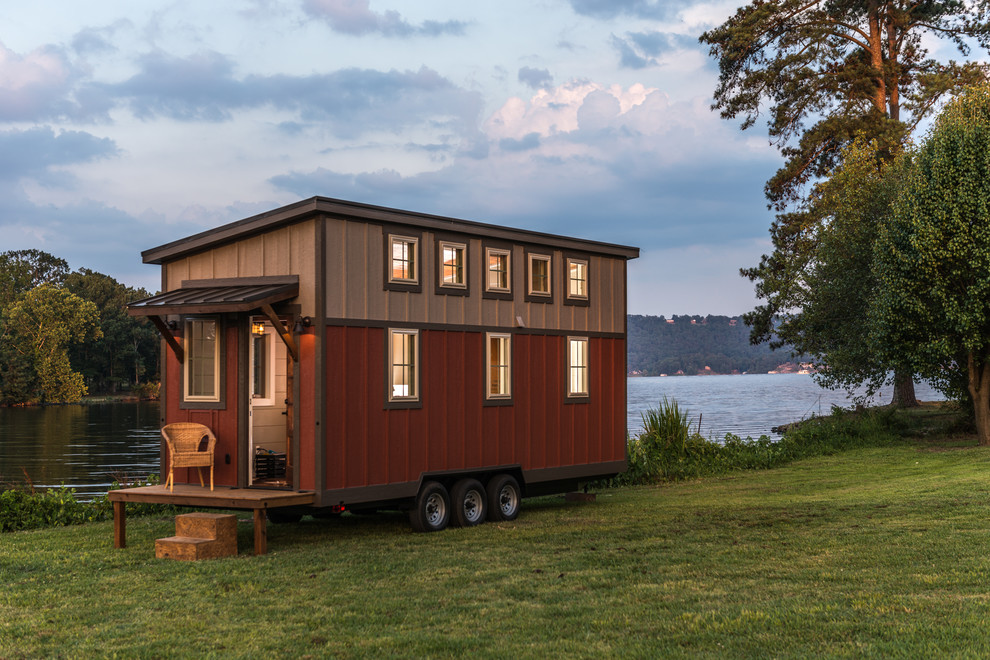 Exemple d'une petite façade de Tiny House rouge nature de plain-pied avec un toit en appentis.