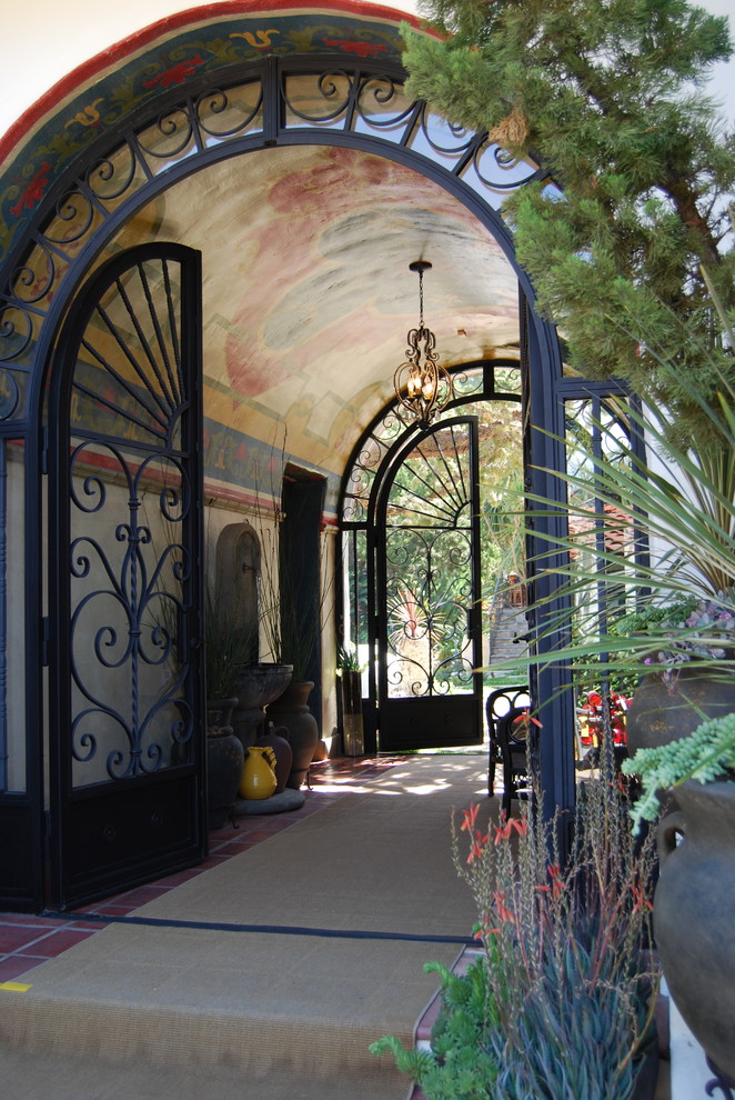 Kleines, Zweistöckiges Mediterranes Haus mit Putzfassade und beiger Fassadenfarbe in Los Angeles